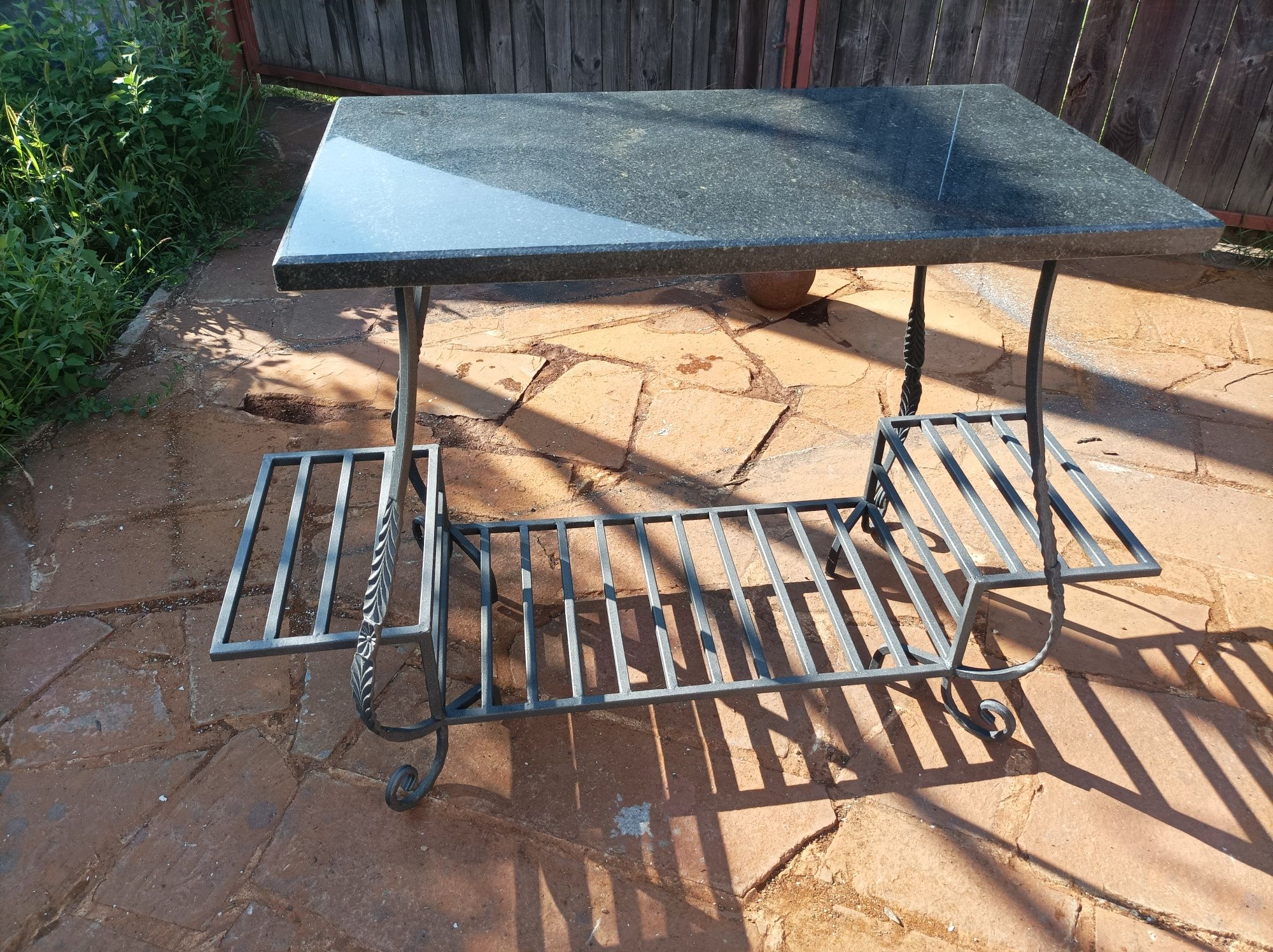 Вуличний стіл з гранітною стільницею