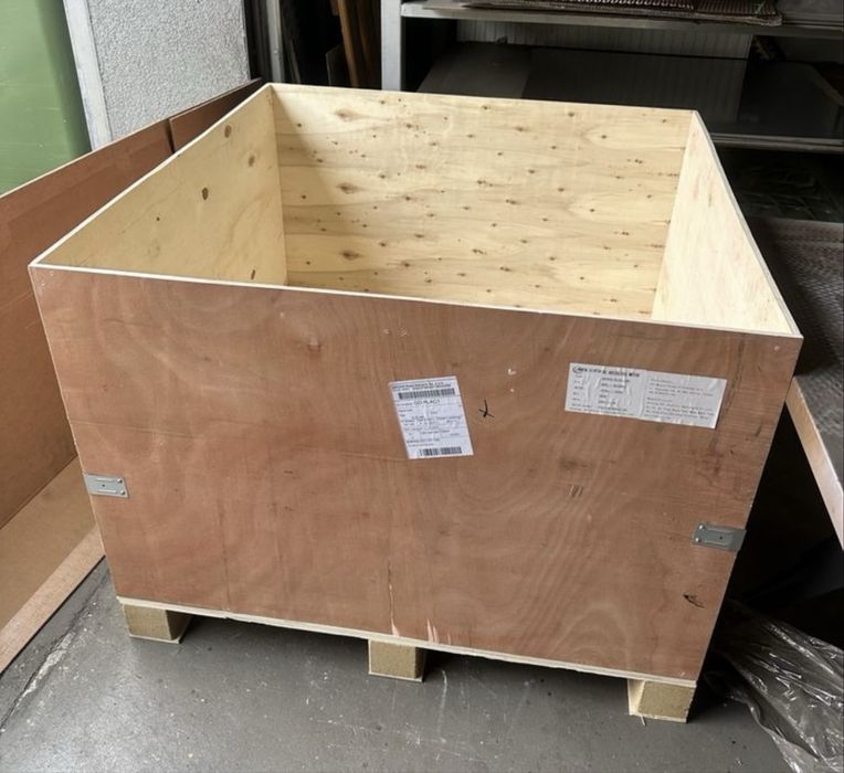 Drewniana skrzynia transportowa na palecie solidna konstrukcja