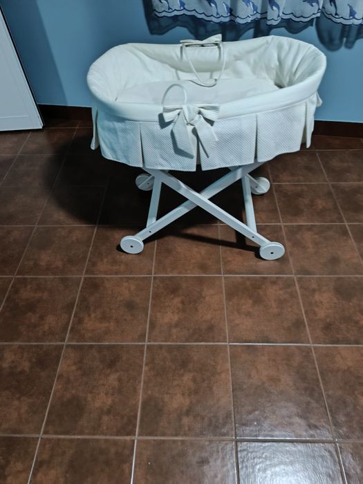 Cama de bebé tá novo