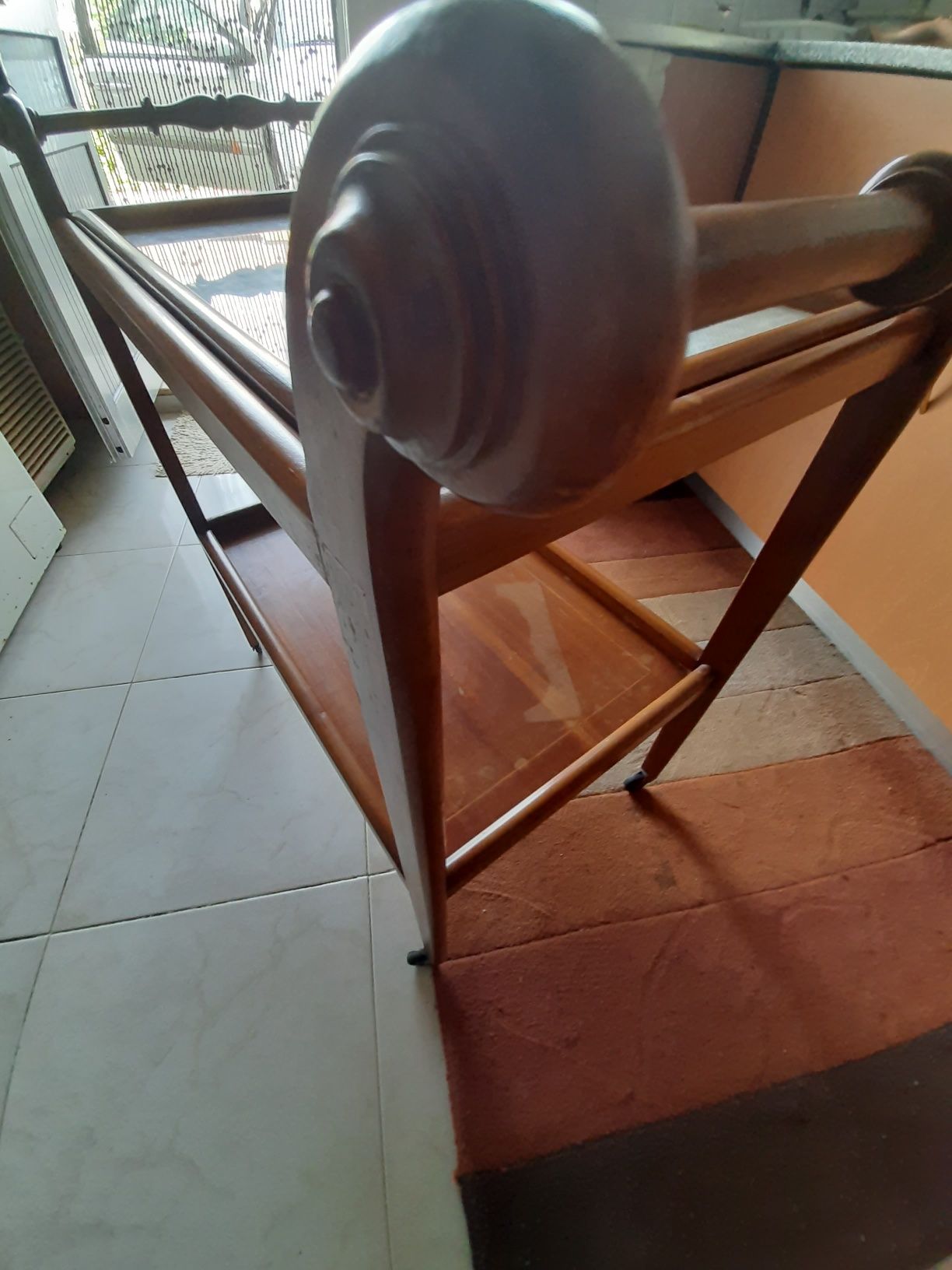 Carrinho bebidas em madeira mogno  c/ tabuleiro e rodas 80-80-44