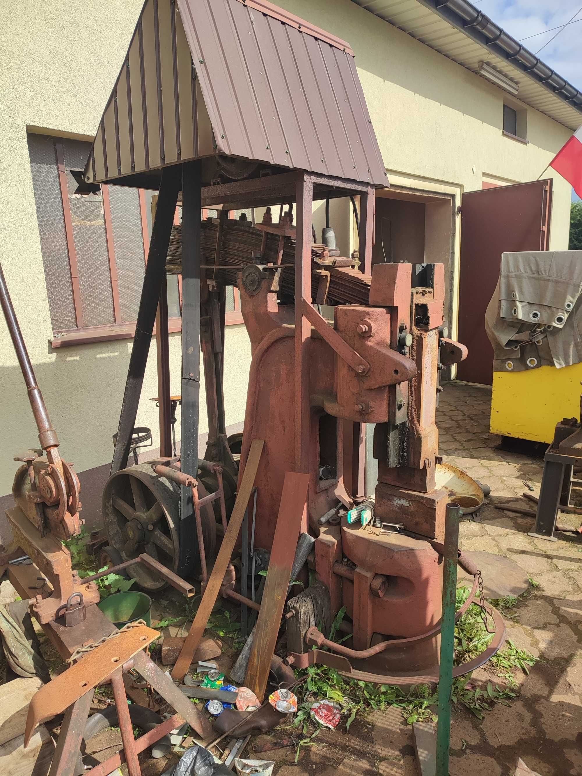 Resorowy młot kowalski