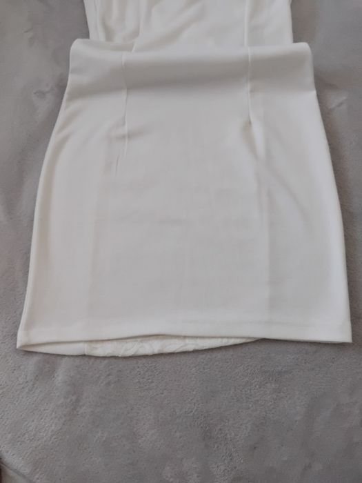 Klasyczna sukienka ołówkowa śmietankowa biel koronkowy przód roz. XS/S