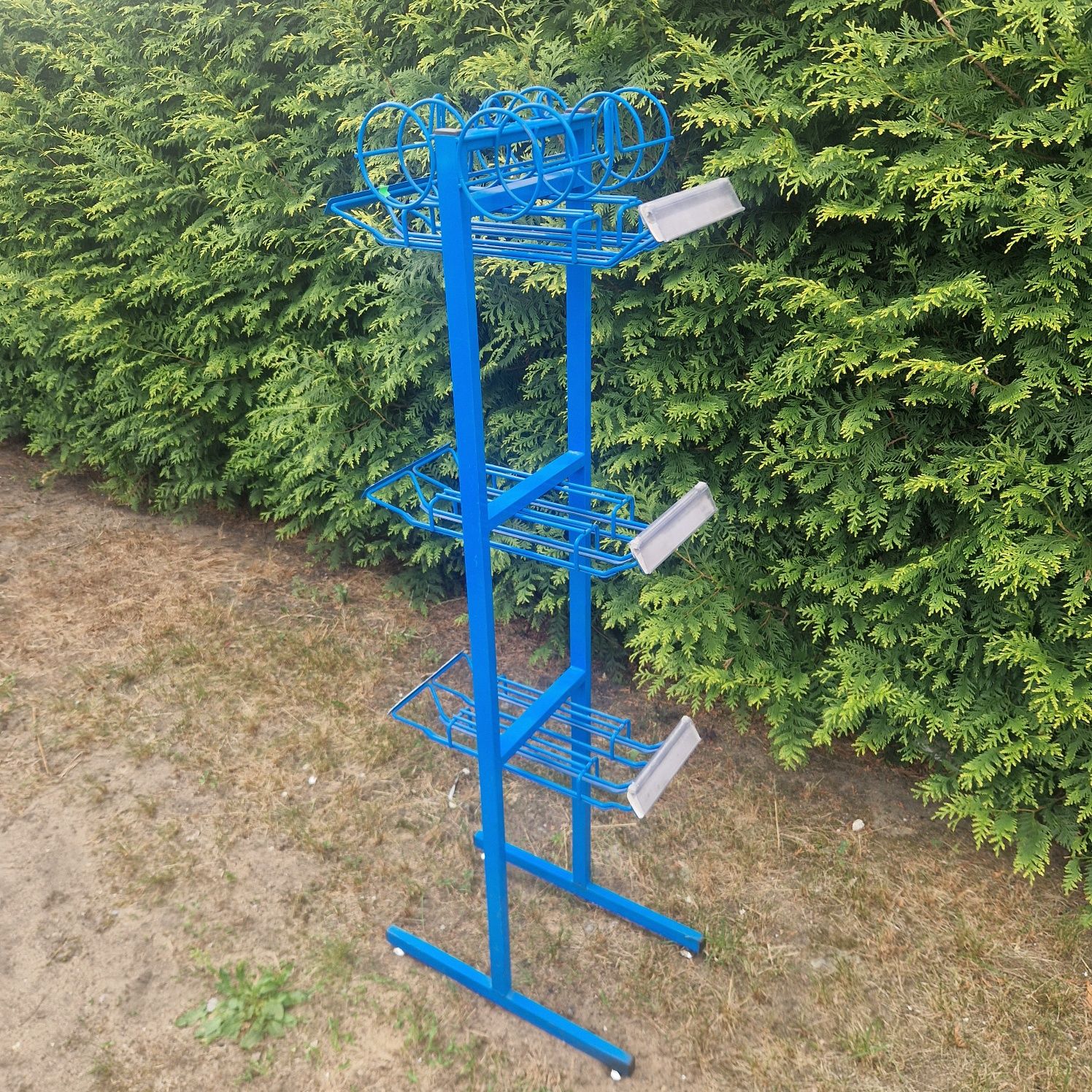 Sklepowy stojak do butelek.