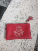 Mały czerwony portfel kosmetyczka