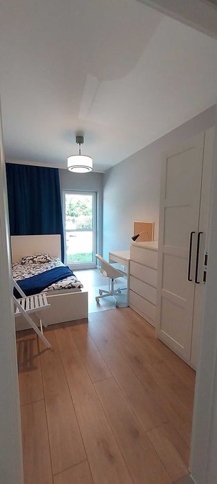 Pokój z nowym wyposżeniem w samodzielnym mieszkaniu z ogródkiem