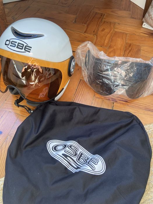 Capacete branco de ski com 2 viseiras
