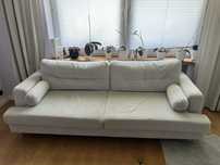 Jasno szara sofa z funkcją spania