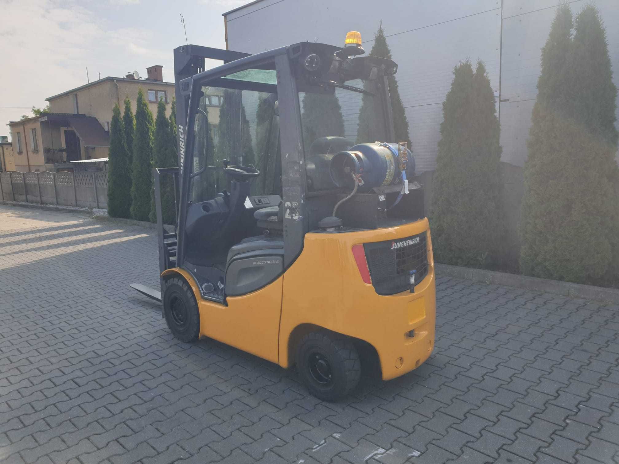 Wózek widłowy używany Jungheinrich TFG320s 2014