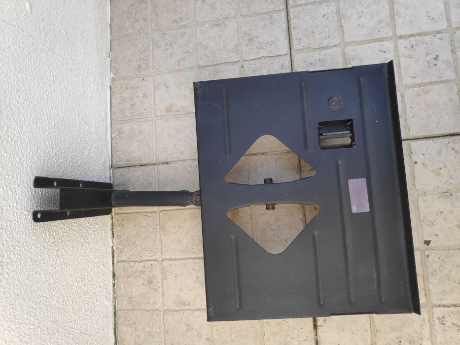 Suporte de parede para monitor ou TV.