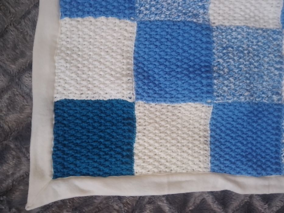 Kocyk ręcznie robiony ciepły, niebiesko - biały, rozmiar: 78cm x 78cm