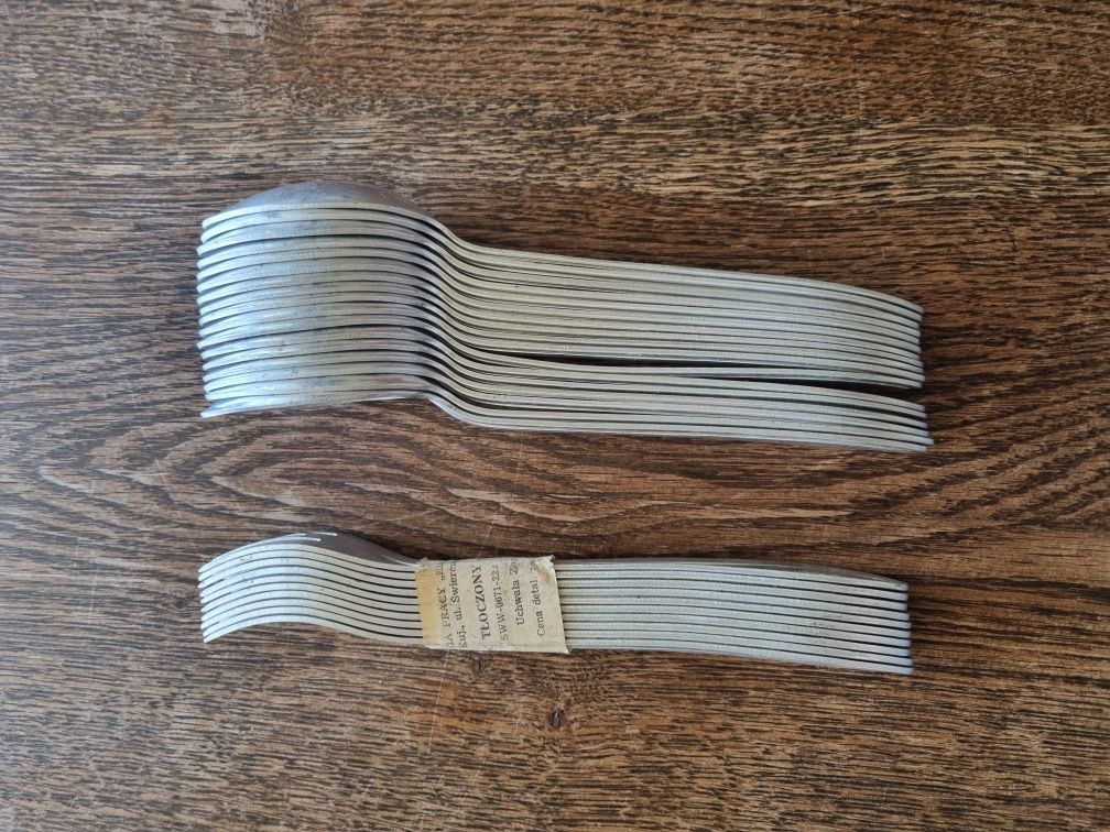 Sztućce aluminiowe prl, 10 widelców, 17 łyżek