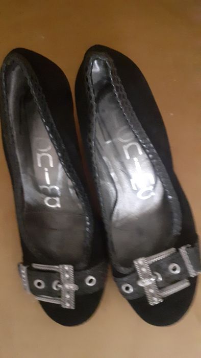 Sapatos pretos de camurça com adornos dcivel salto fino  6cm as fivela