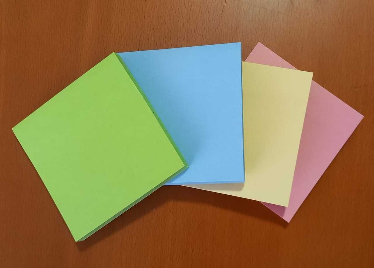 Conjunto de post-it e sublinhadores
