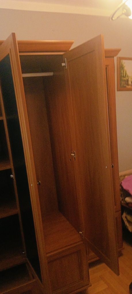 Szafa z lustrem, słupkiem i małą szafka