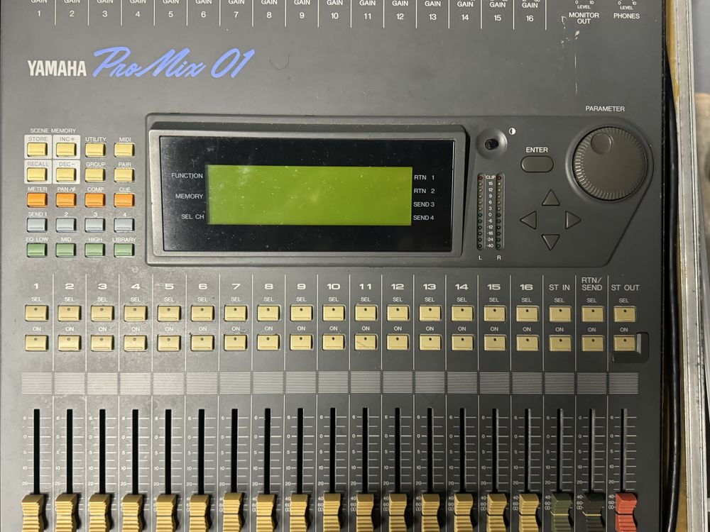 Mesa mistura digital yamaha promix 01 com flightcase