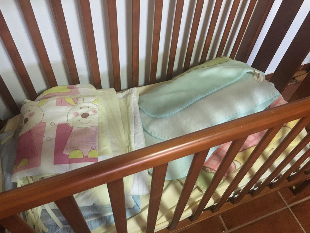 Cama de grades com colchão e roupa
