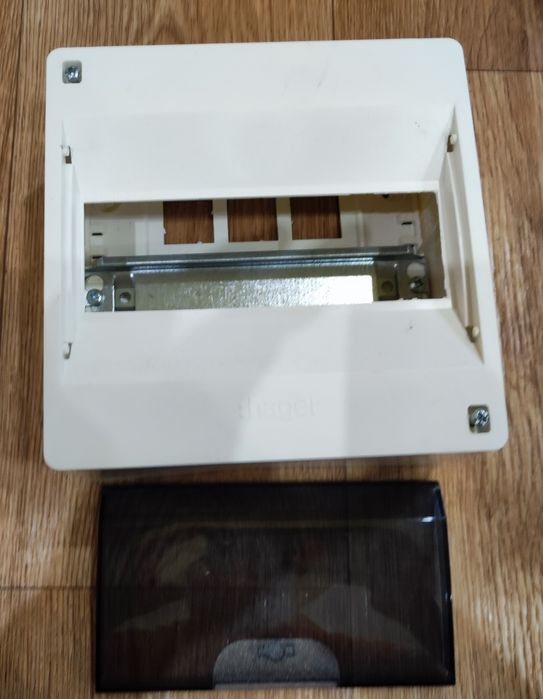 Щит розподільний навісний, накладний Hager Cosmos VD108TD на 8 модулів