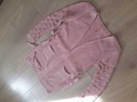 Różowy kardigan sweter