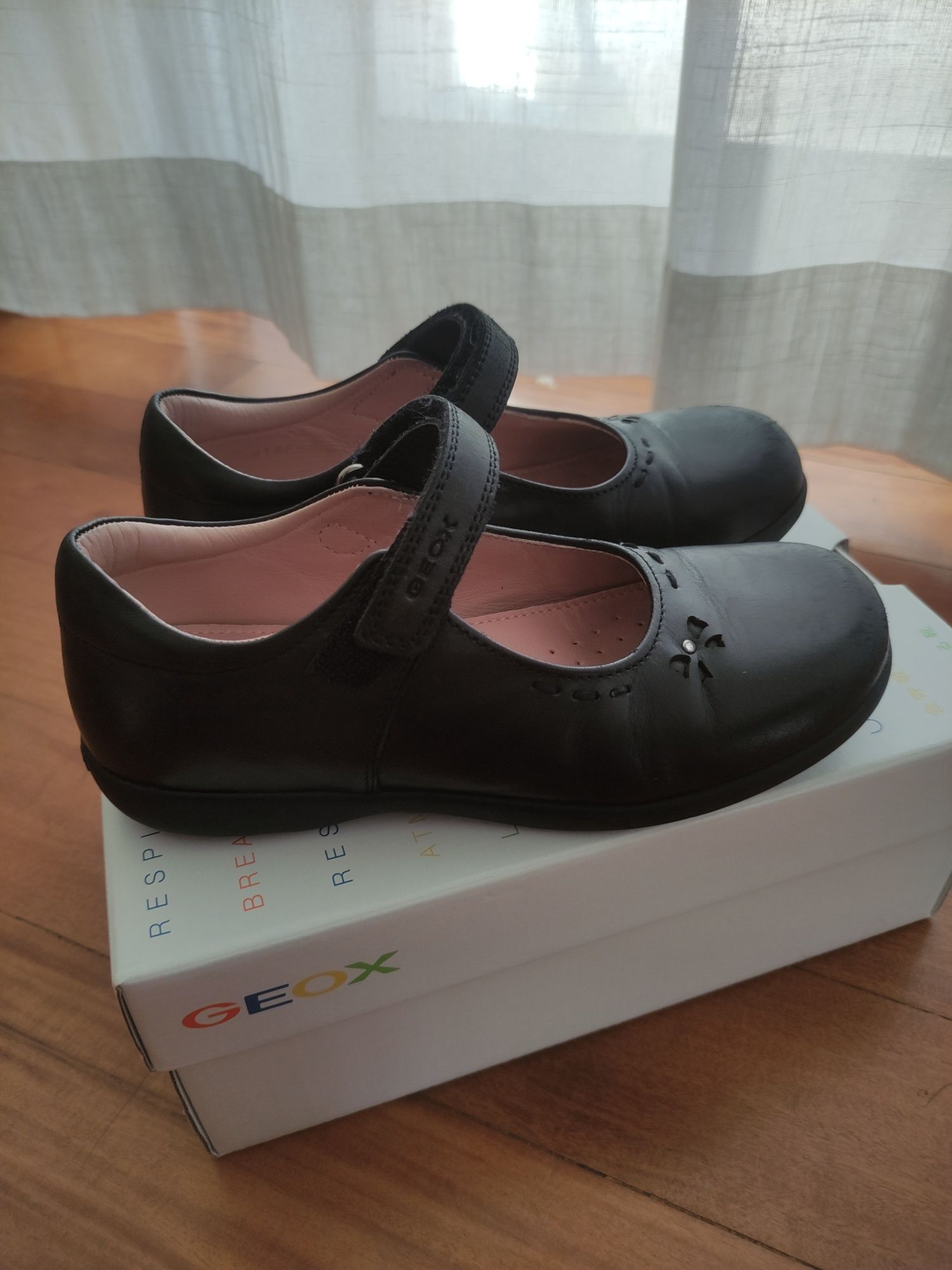 Sapatos pretos clássicos menina Geox