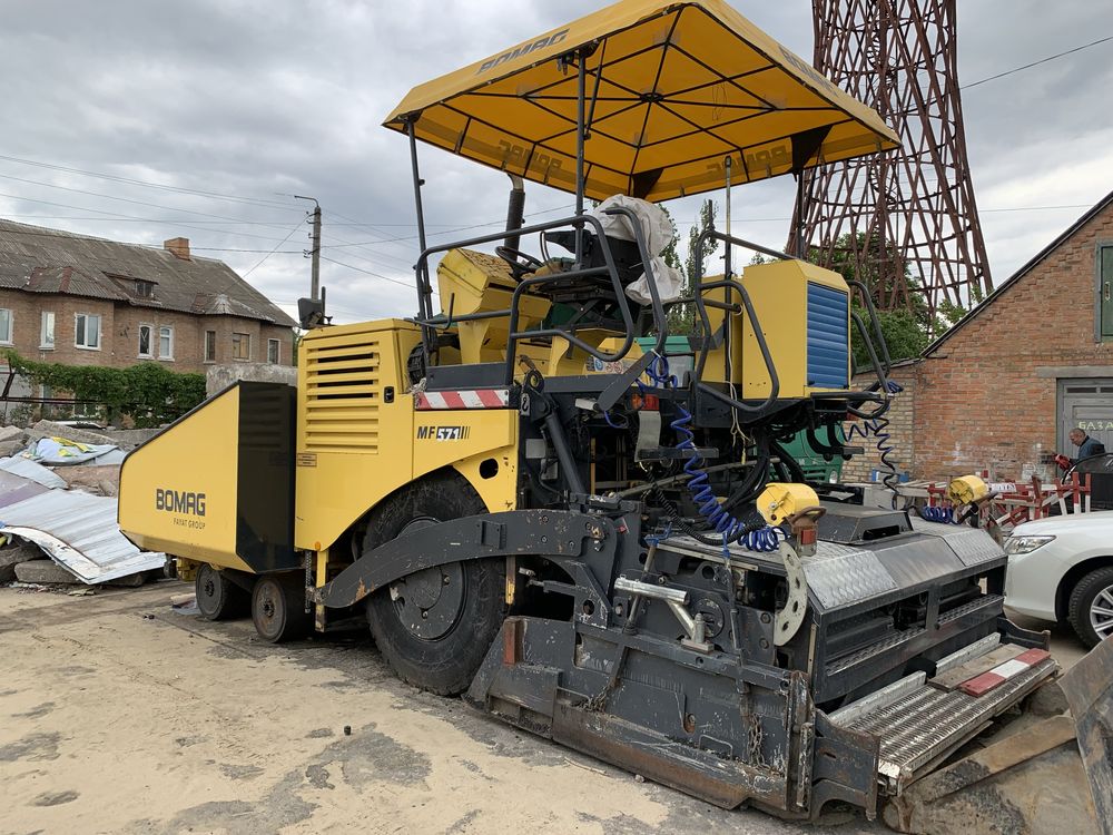 Продам асфальтоукладчик Bomag MF571