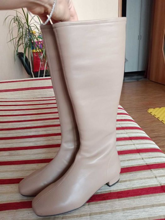 Шикарні бежеві чоботи