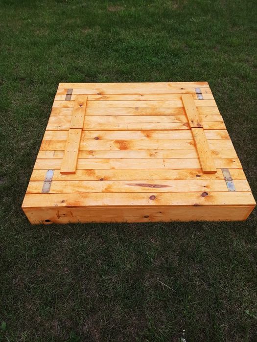 Piaskownica 120x120 zamykana z ławeczkami