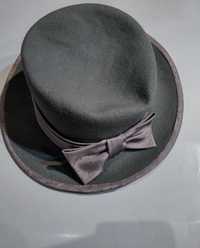 Śliczny kapelusz filcowy szary do szarego płaszcza idealny w święta