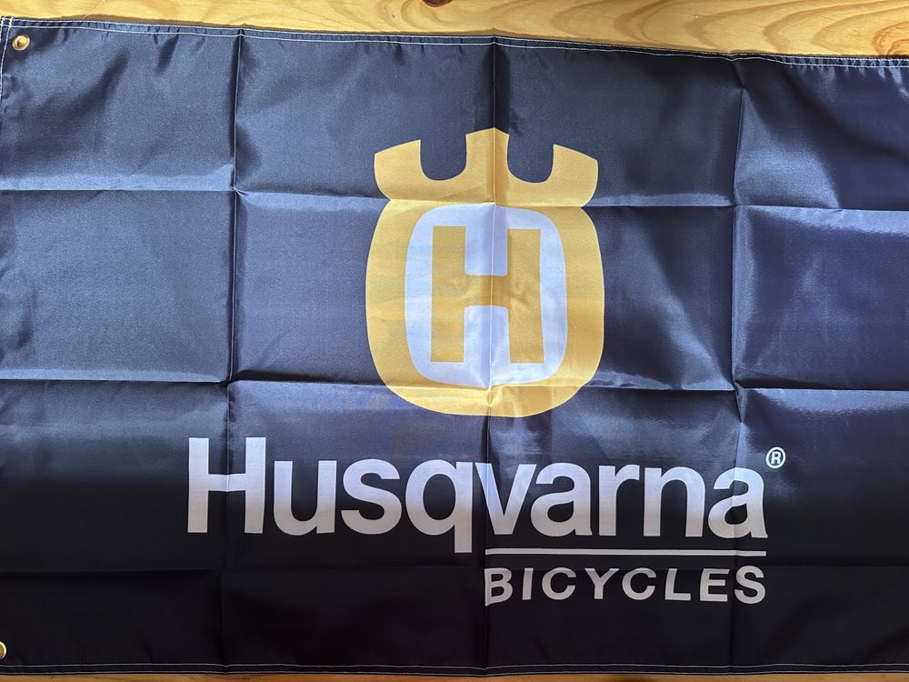 Flaga Husqvarna dla fanów marki