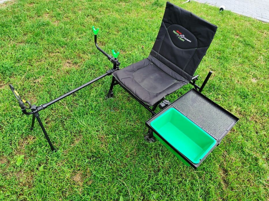 Fotel wędkarski Mikado z feeder arm i półką boczną