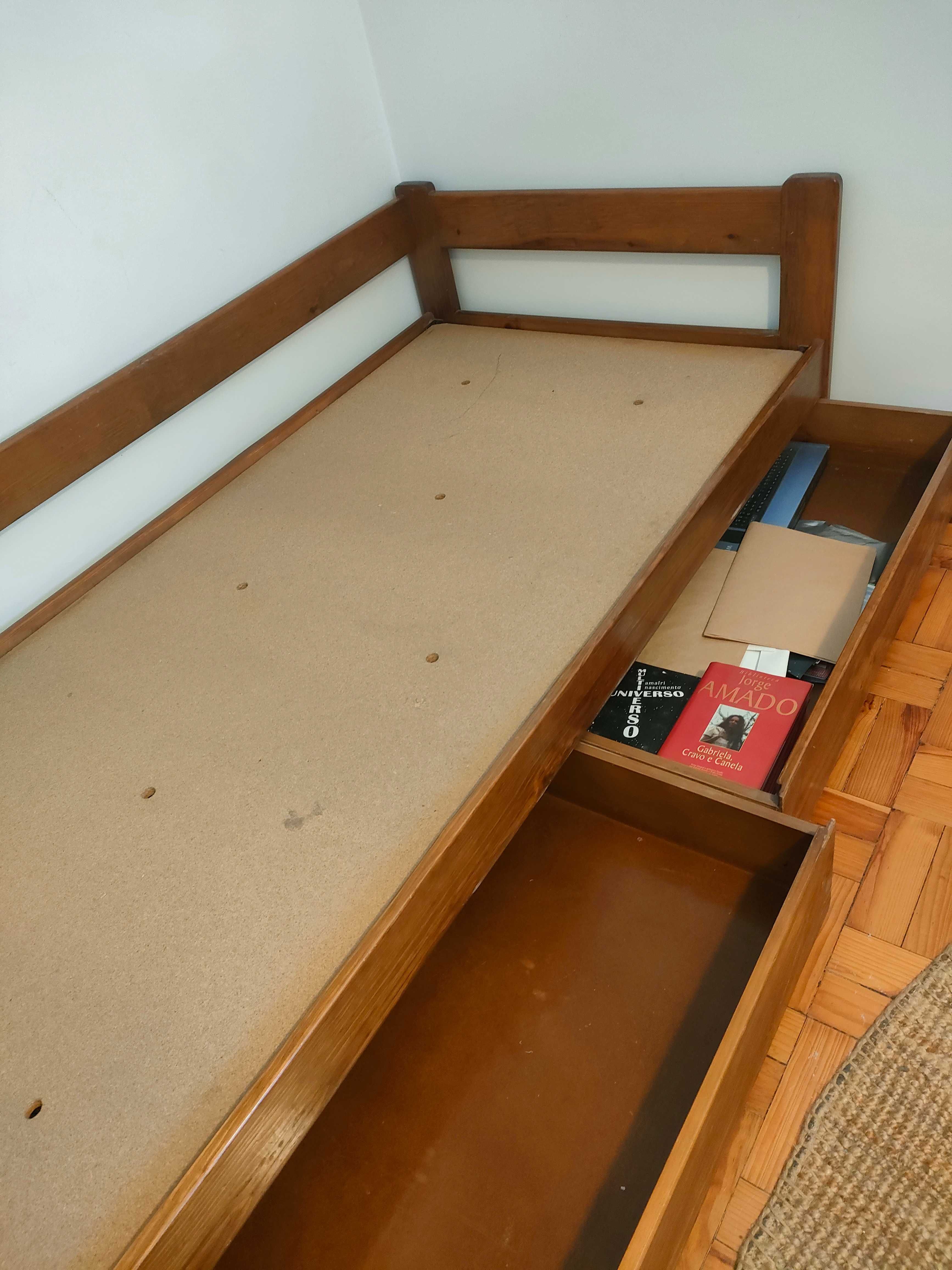 Impecável cama com arrumos