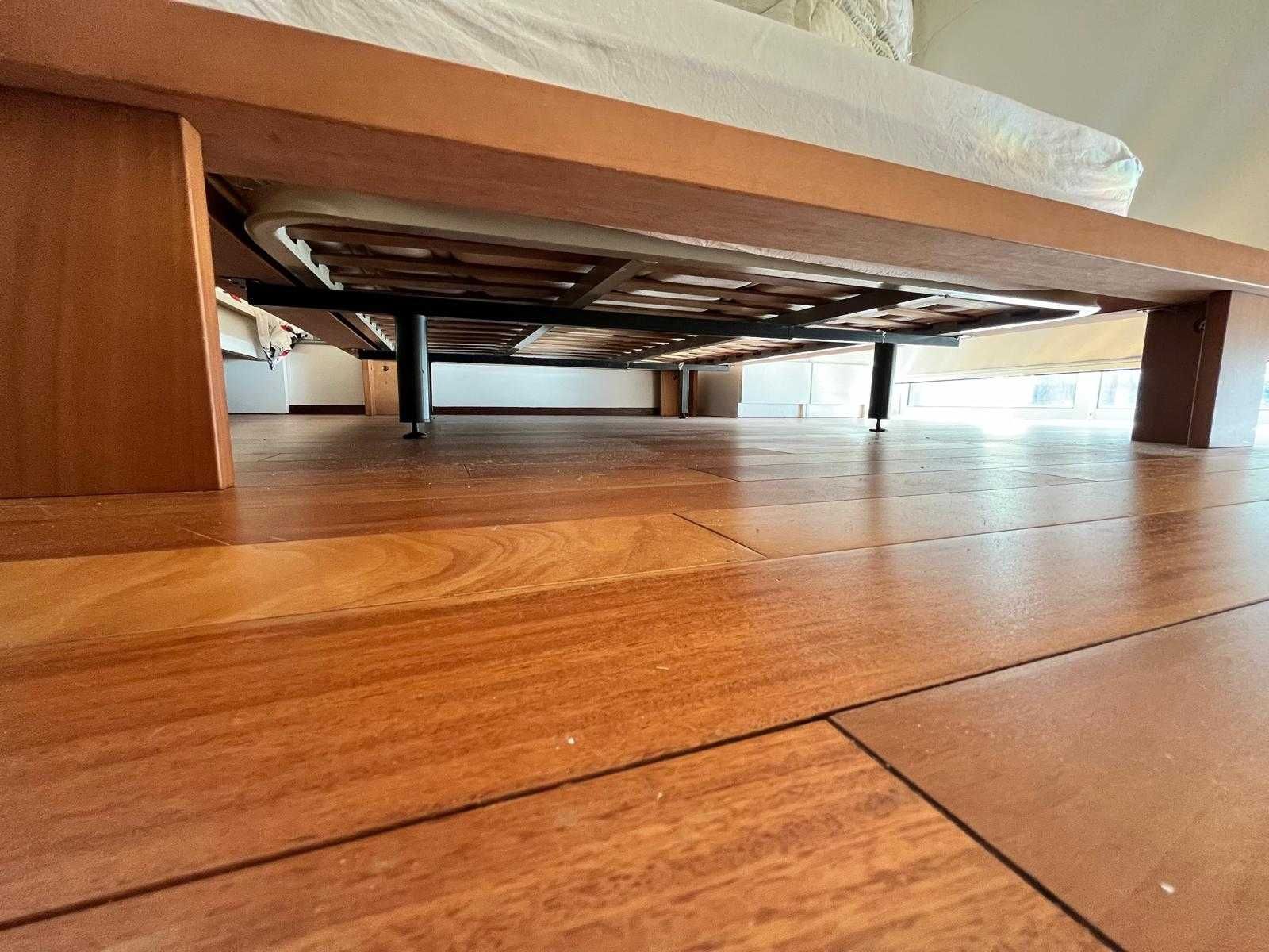 Cama de casal em madeira