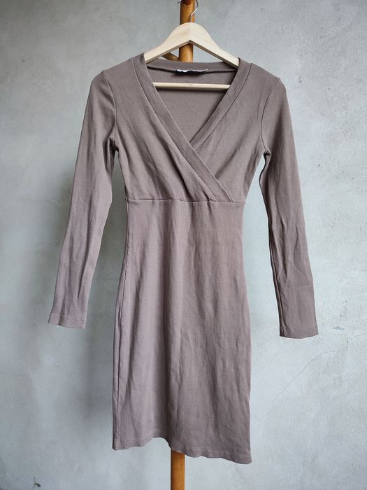 Beżowa sukienka prążkowana długi rękaw zakładka dopasowana tuba S M