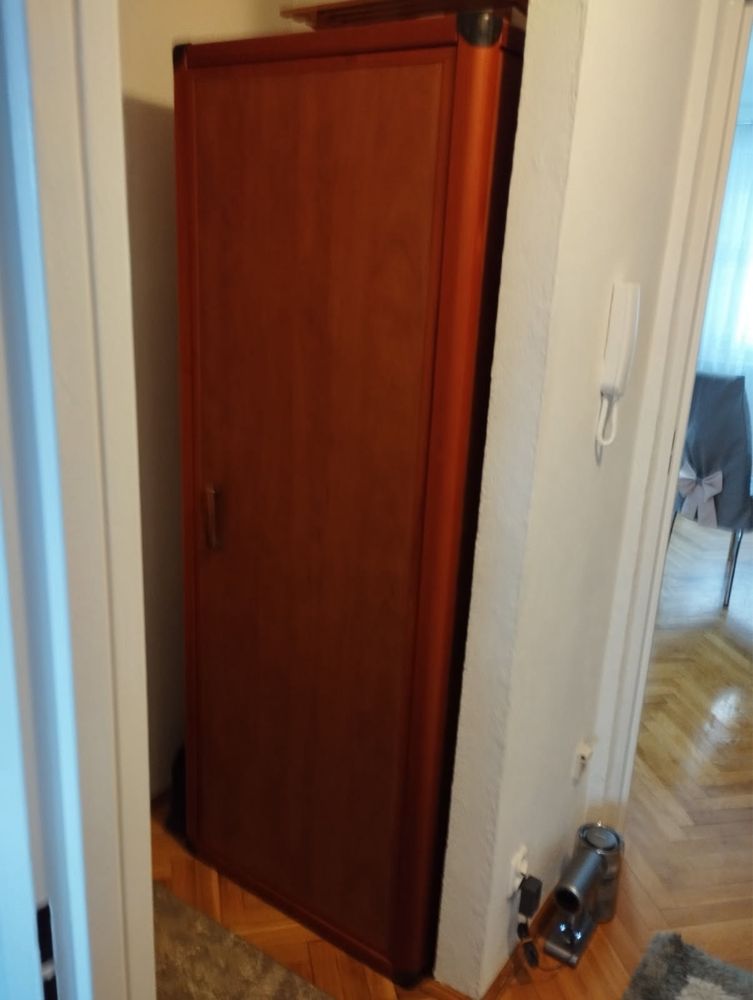 Meble z metalowymi narożnikami i skórzanymi uchwytami