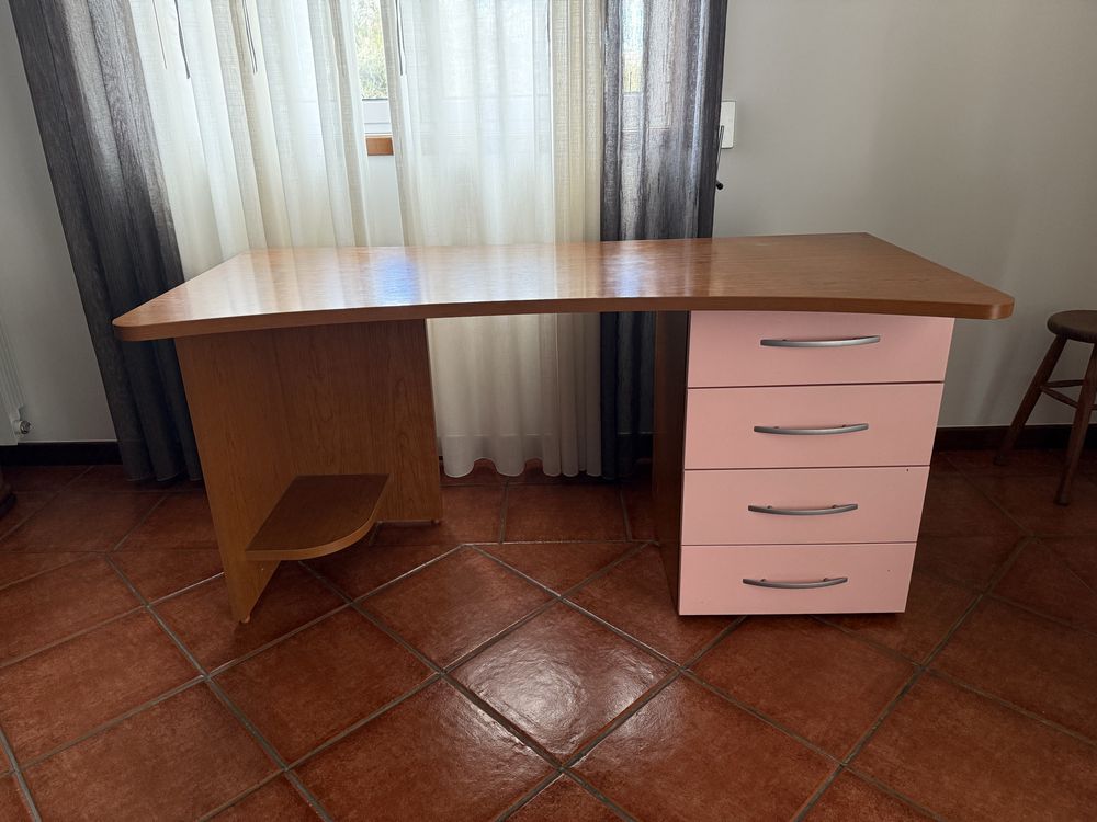 Secretária com prateleiras