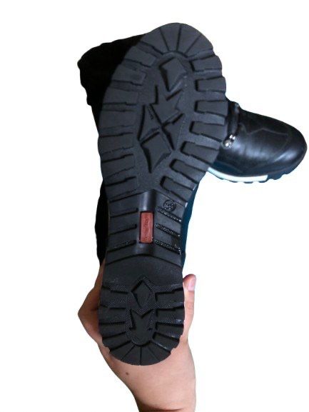 Продам шкіряні черевики(утеплені кросівки) 39р