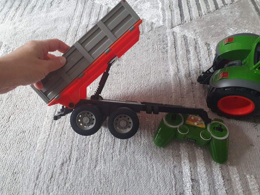 Traktor z przyczepą jak fendt bruder