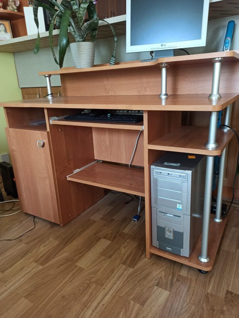 Duże biurko komputerowe