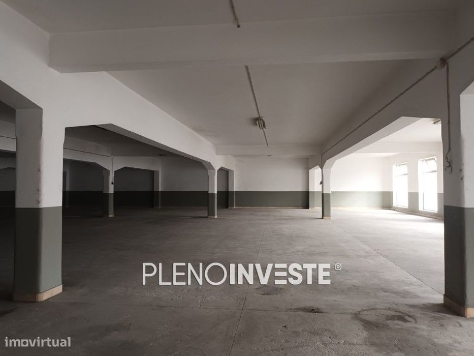 Armazém para venda ou arrendamento na Cruz de Pau