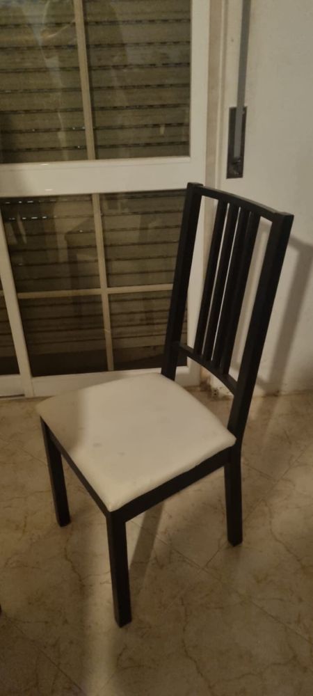 Mesa de jantar de côr preta