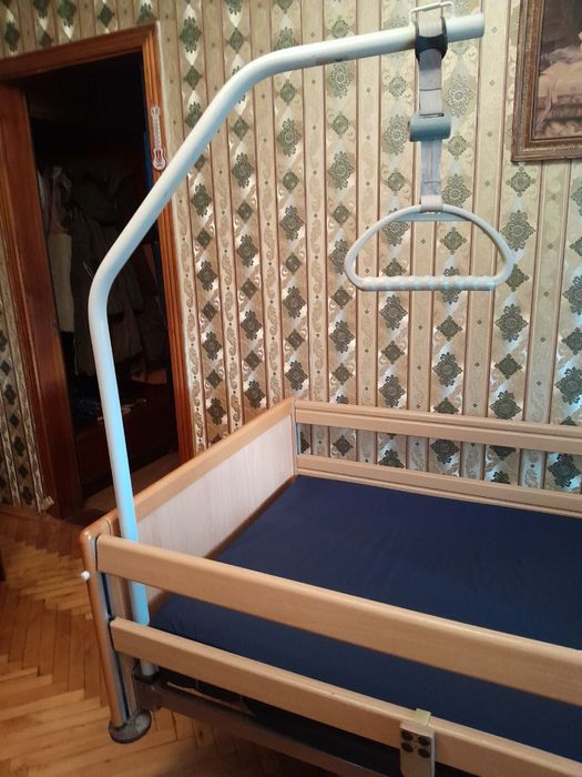 Ортопедичне, медичне ліжко з матрацом Invacare