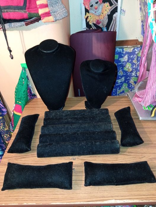 Lote de 11 expositores de acessorios preto em veludo- pulseiras/relogi