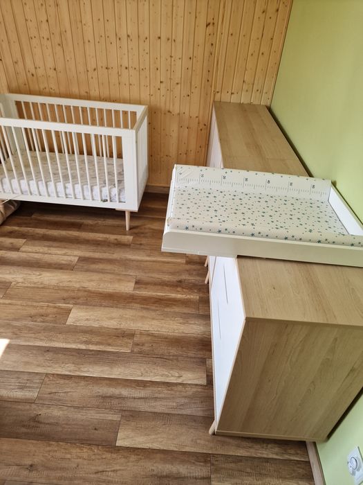 Łóżeczko, komoda x2, przewijak, materac