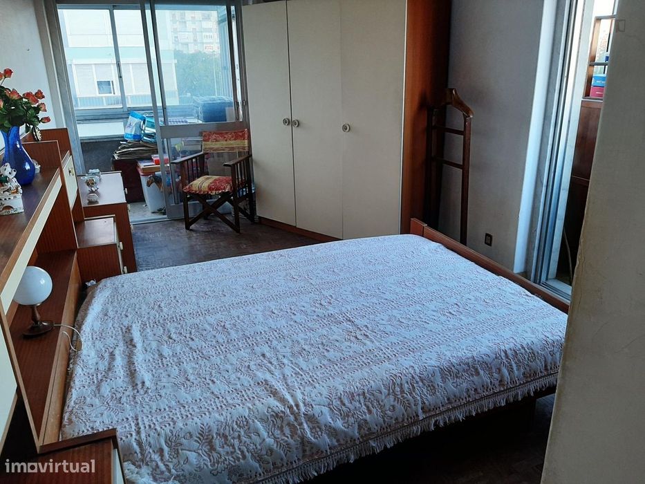 433840 - Quarto com uma cama de casal, com...