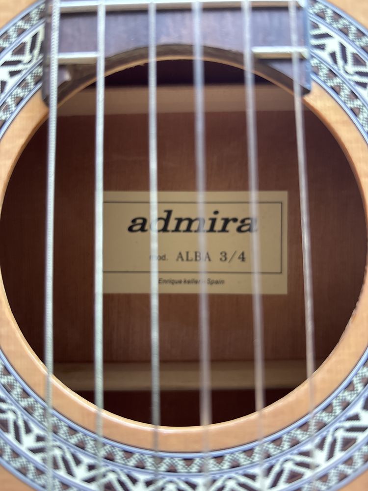 Guitarra admira com capa