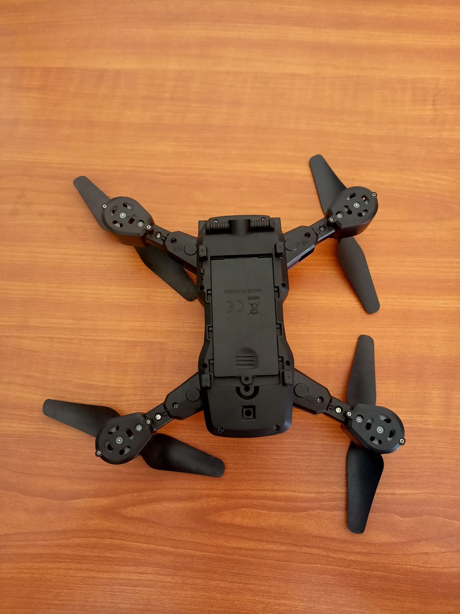 drone f-84 com peças sobressalentes e comando