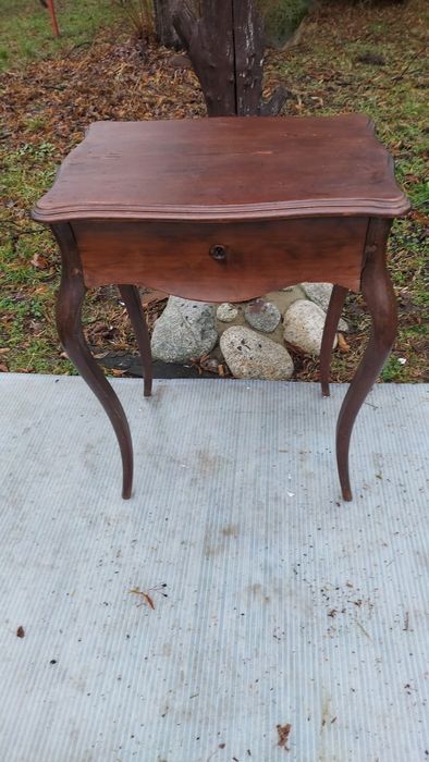 Stolik niciak z epoki XIX wiek
