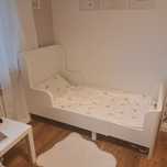 Białe łóżko IKEA rosnące z dzieckiem