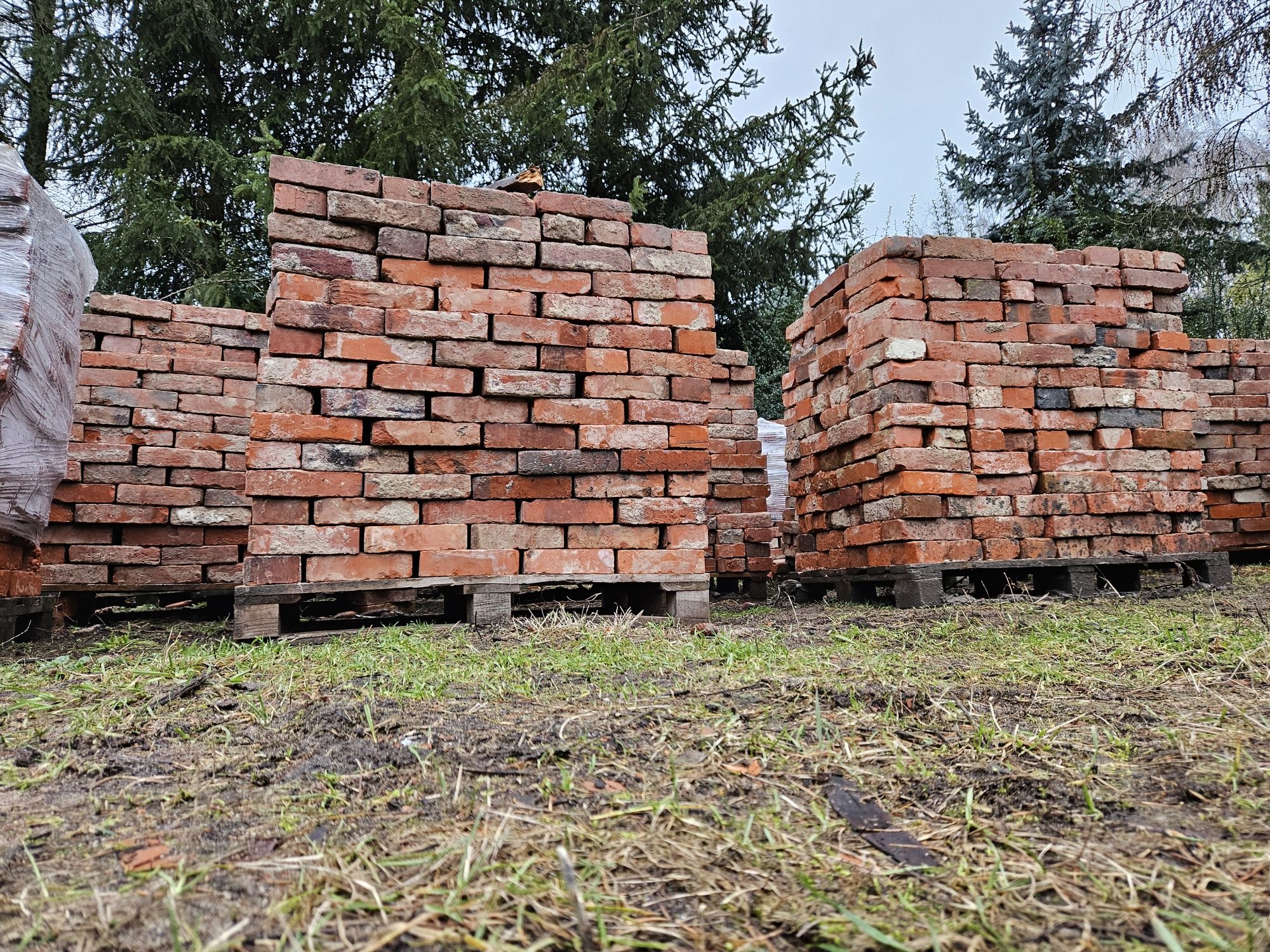 Cegła rozbiórkowa oczyszczona stara cegla