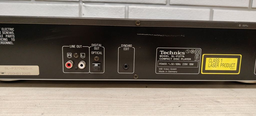 Odtwarza CD TECHNICS SL-P377A. Optical