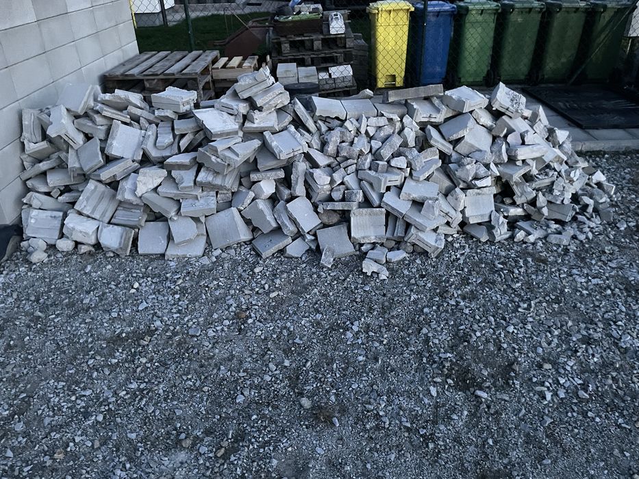 gruz z ogrodzenia  betonowego